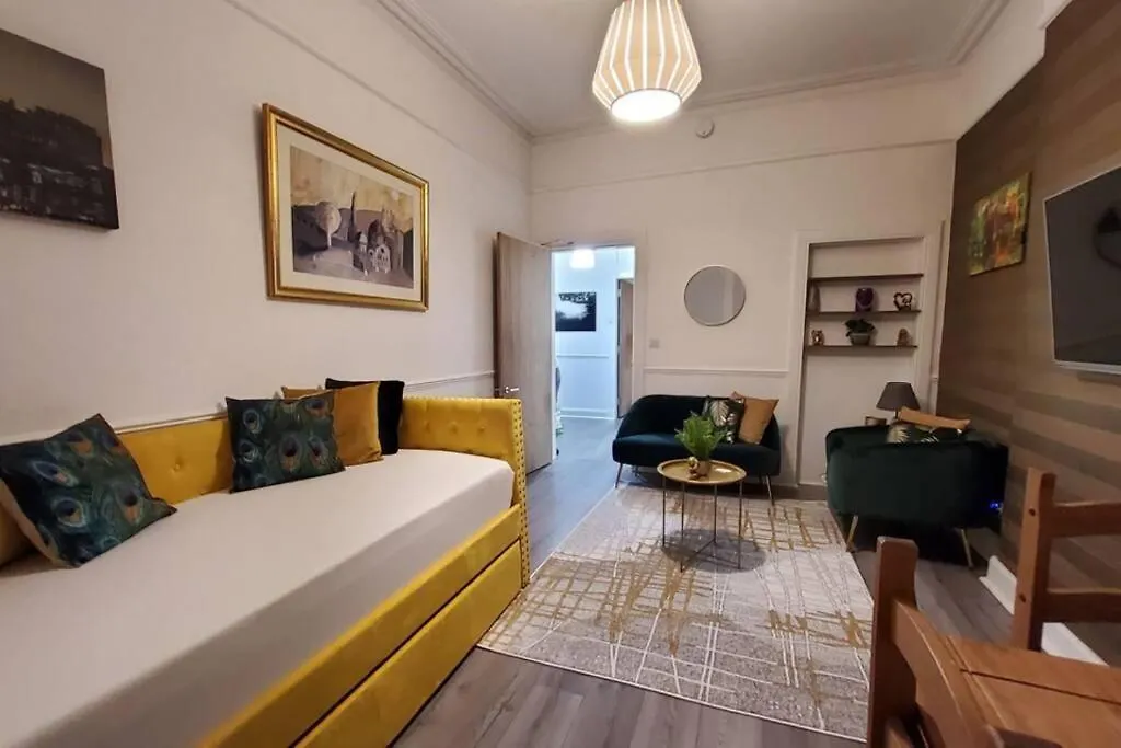 Leith Spectacular Apartment By Sensational Stay Short Lets & Serviced Accommodation With 6 Separate Beds & 2 Baths Edinburgh