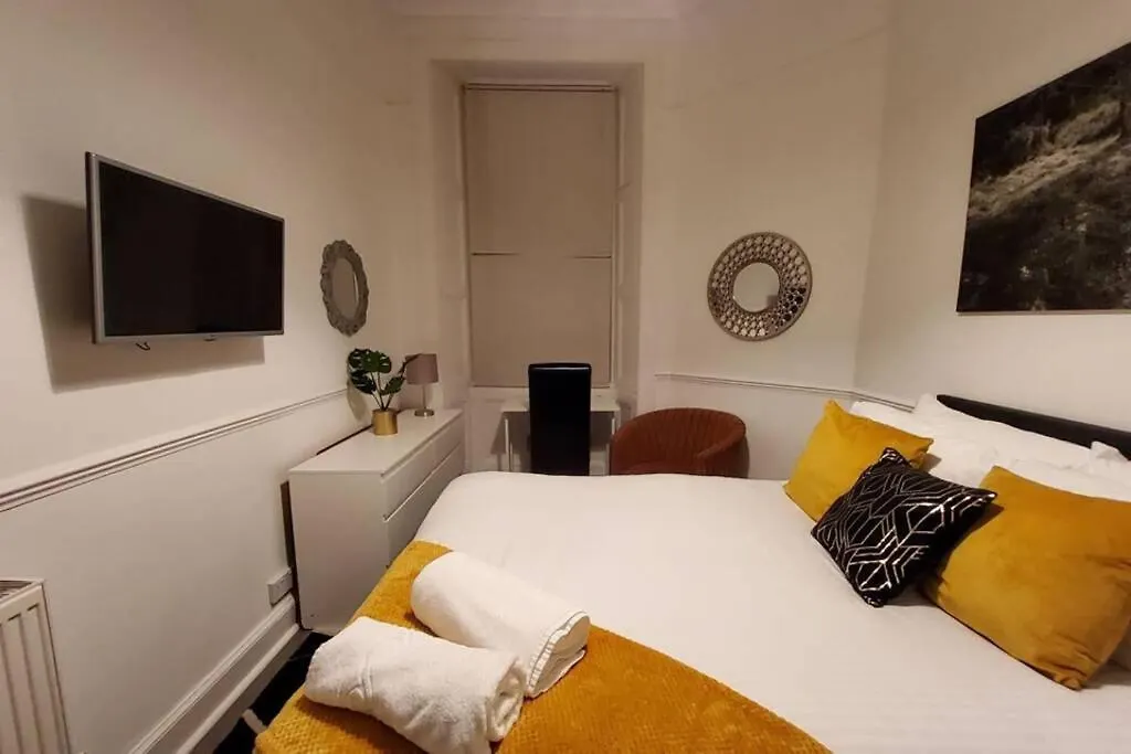 Leith Spectacular Apartment By Sensational Stay Short Lets & Serviced Accommodation With 6 Separate Beds & 2 Baths Edinburgh
