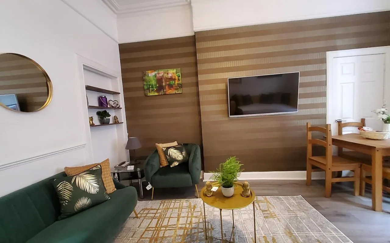 Leith Spectacular Apartment By Sensational Stay Short Lets & Serviced Accommodation With 6 Separate Beds & 2 Baths Edinburgh 0*,