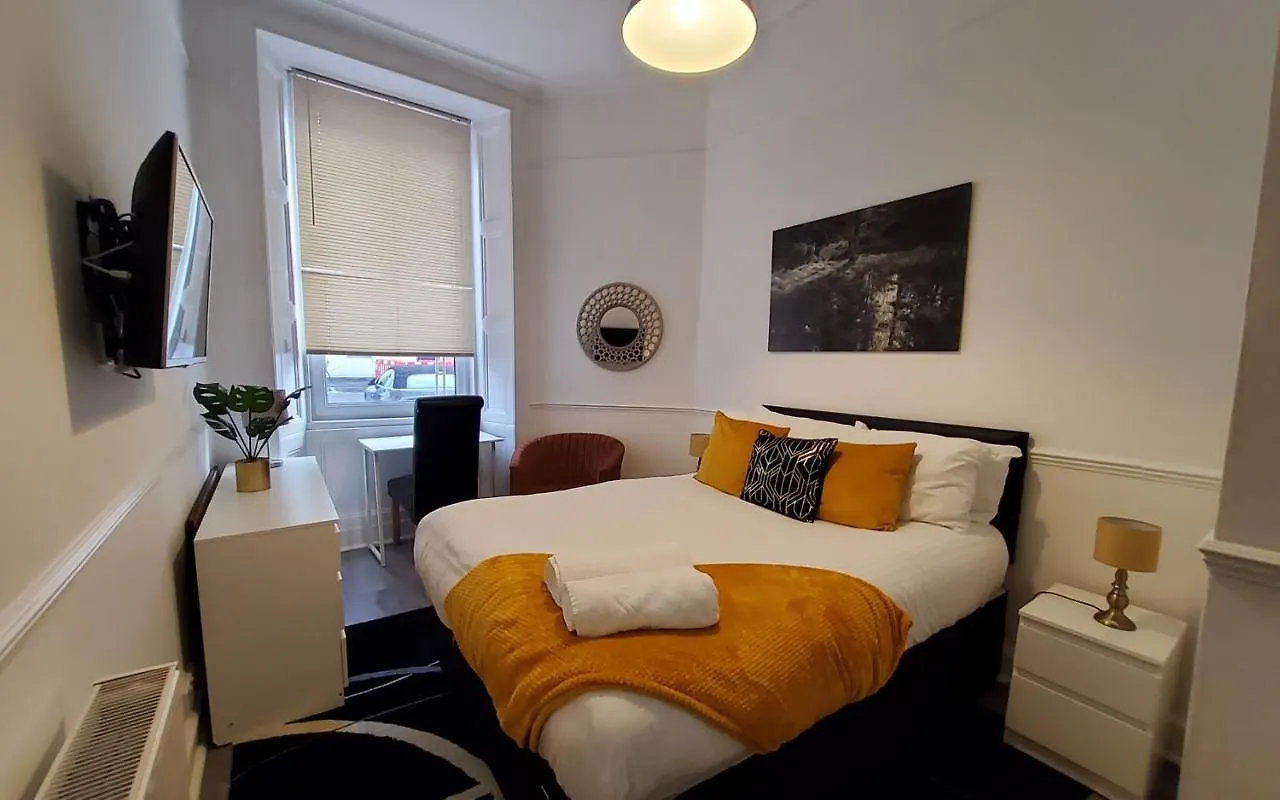 Leith Spectacular Apartment By Sensational Stay Short Lets & Serviced Accommodation With 6 Separate Beds & 2 Baths Edinburgh