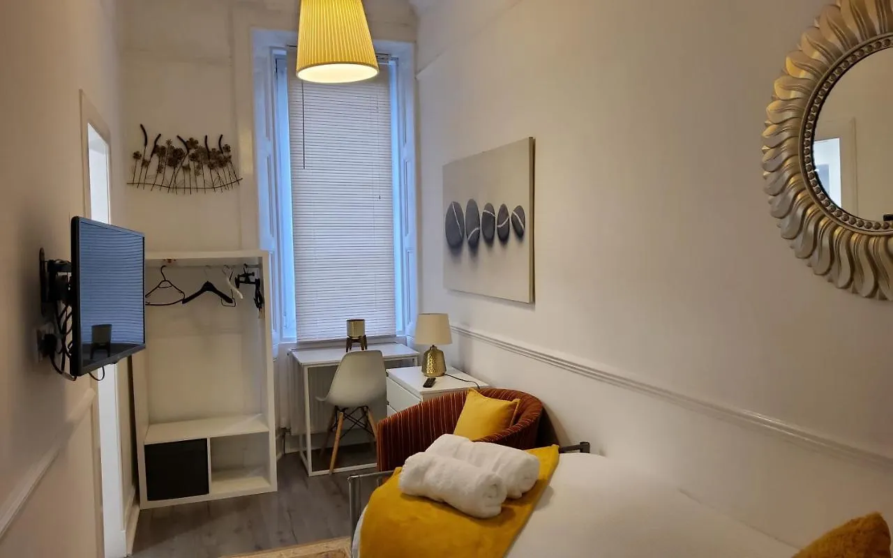 Leith Spectacular Apartment By Sensational Stay Short Lets & Serviced Accommodation With 6 Separate Beds & 2 Baths Edinburgh